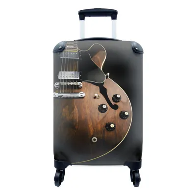 Produktbild von MuchoWow® Koffer Handgepäck Trolley Rollkoffer Kleine Reisekoffer mit 4 Rollen - Eine E-Gitarre aus Holz - Cabin Size < 55x40x23 cm & 55x40x20 cm - Fotokoffer - Kabinenkoffer - Boardgepäck - Reise-Box - Reisekoffer - Reisegepäck - Koffer mit Bild - Trolley für Kinder