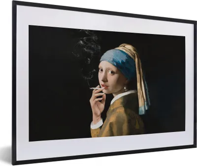 Produktbild von MuchoWow® Gerahmtes Poster Das Mädchen mit dem Perlenohrring - Vermeer - Zigaretten 60x40 cm - Poster mit Schwarzem Bilderrahmen Wandposter Rahmen Foto Bilder - Schlafzimmer - Plakat in Rahmen - Drucken