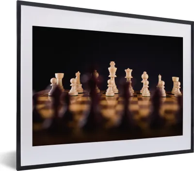 Produktbild von MuchoWow® MuchoWow® Gerahmtes Poster Ein Schachspiel vor schwarzem Hintergrund 40x30 cm - Poster mit zchwarzem Bilderrahmen - Bilderrahmen - Poster im Rahmen