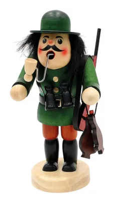 Förster mit grüner Kleidung, Hut, Gewehr auf dem Rücken., Fernglas und der Pfeife im Mund.
