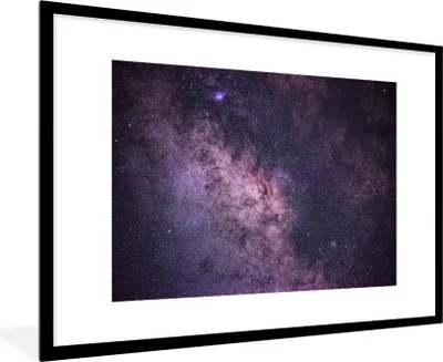 Produktbild von MuchoWow® Gerahmtes Poster Die Milchstraße mit violettem Schimmer 90x60 cm - Poster mit Schwarzem Bilderrahmen Wandposter Rahmen Foto Bilder - Wanddekoration - Fotos