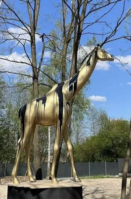 Produktbild von Casa Padrino Designer Deko Giraffe Schwarz / Gold Mod2 H. 320 cm - Riesige Dekofigur - Lebensgroße Tierfigur - Gartendeko XXL Skulptur Lebensgross