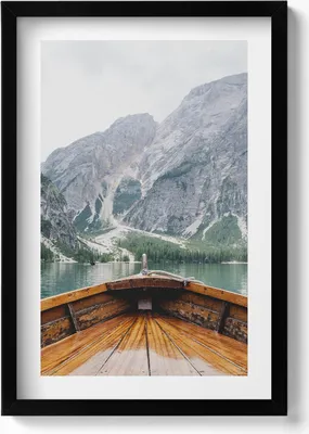Produktbild von Blick von einem Boot auf einem Bergsee– Wandbild mit Rahmen – Gerahmtes Bild  – Wanddekoration – 40x60 cm –  Schwarz