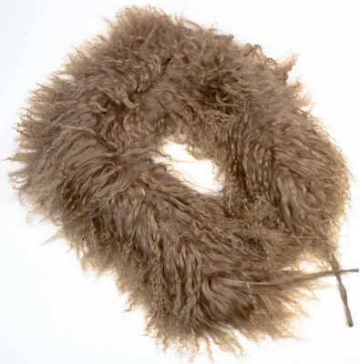 Produktbild von Echter Beiger Lammfell Kragen, fein gelockt, 10-12cm Haarlänge, mit Bändchenverschluss