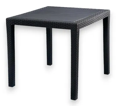 Zdjęcie produktu dla Kwadratowy stół ogrodowy 80 x 80 x 72 cm (wys.) z żywicy w kolorze antracytowym z obramowaniem imitującym rattan, przeznaczony do lokali gastronomicznych i restauracji