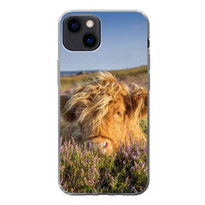 Produktbild von MuchoWow® Handyhülle Schutzhülle Hülle für iPhone 13 Schottische Highlander - Heide - Gras - Tiere Silikon Softcase Handy Hülle - Karteninhaber