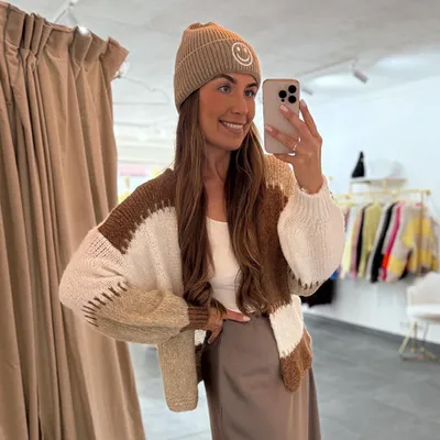 Produktbild von Strickjacke Damen Cardigan mit buntem Muster „Bella“ Hellbraun / Beige / Weiß, Onesize (XS-XL), Frauen Langarm Grobstrickjacke, Herbst Wint Strickmant