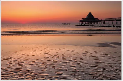Produktbild von Wallario Wandbild Strand am Abend - Seebrücke am Ostseebad Heringsdorf, Größe: 61 x 91,50 cm, Poster mit weißem Aluminiumrahmen