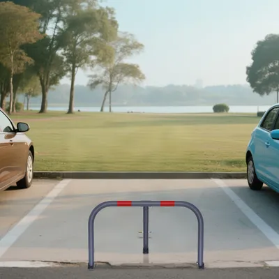 Zdjęcie produktu dla Bariera parkingowa składana z zamkiem i kluczem, wykonana ze stalowej rury z powłoką proszkową, wymiary 78x44 cm. Słupek parkingowy z elementem blokującym, wyposażony w pasy odblaskowe