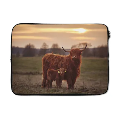 Produktbild von MuchoWow® Laptop Hülle 13 Zoll Schottische Highlander - Tiere - Landschaft - Sonnenuntergang - Kuh Laptoptasche - Laptophülle - Sleeve - Rundumschutz