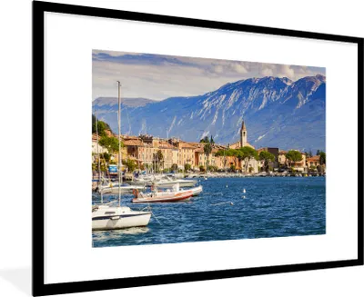 Produktbild von MuchoWow® Gerahmtes Poster Gardasee - Boote - Berge 90x60 cm - Poster mit Schwarzem Bilderrahmen Wandposter Rahmen Foto Bilder - Wanddekoration - Fotos