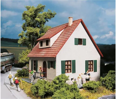 Produktbild von Piko Modellhaus Bausatz Siedlungshaus für H0-Modellbahn, Maße 105x99x99 mm