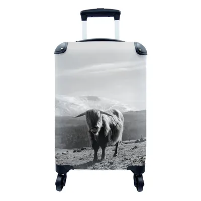 Produktbild von MuchoWow® Koffer Handgepäck Trolley Rollkoffer Kleine Reisekoffer mit 4 Rollen - Schottischer Highlander mit Bergblick - schwarz und weiß - Cabin Size < 55x40x23 cm & 55x40x20 cm - Fotokoffer - Kabinenkoffer - Boardgepäck - Reise-Box - Reisekoffer - Reisegepäck - Koffer mit Bild - Trolley für Kinder