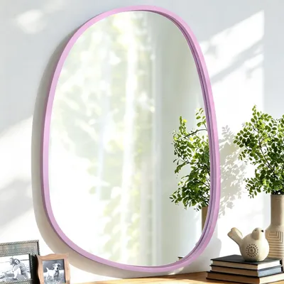 Immagine prodotto di Specchio da parete asimmetrico, cornice in legno, forma ovale, colore rosa, dimensioni 65 x 45 cm