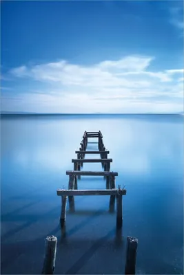 Produktbild von Wallario Poster - Rustikaler Holzsteg im blauen See, Kunstdruck Größe: 61 x 91,50 cm