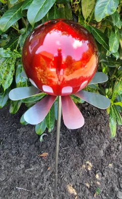 Produktbild von Blütenzauber Rotterdam Rosenkugel 15 cm Edelstahl rot matt gebürstet Gartenstecker Deko mit Stab 80 cm