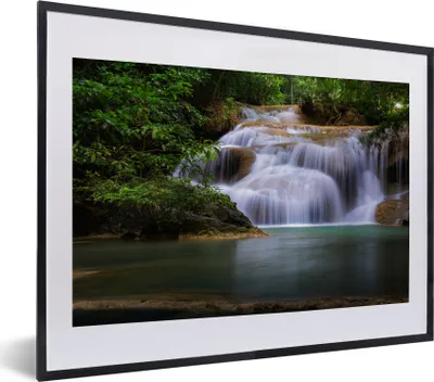 Produktbild von MuchoWow® MuchoWow® Gerahmtes Poster Ein hoher Wasserfall über einem ruhigen See im Erawan-Nationalpark, Thailand 40x30 cm - Poster mit zchwarzem Bilderrahmen - Bilderrahmen - Poster im Rahmen
