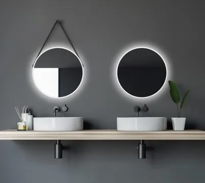 Produktbild von Wandspiegel rund Talos White Light Matt Ø 50 cm  - Badspiegel mit indirekter Beleuchtung - Aufhängegurt in Lederoptik - Lichtspiegel mit Lichtfarbe neutralweiß - hochwertiger matt weißer Aluminiumrahmen - Badezimmerspiegel