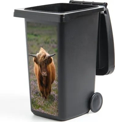 Produktbild von MuchoWow® Mülltonnenaufkleber Schottische Hochlandbewohner - Heidelandschaft - Tiere 44x98 cm - Containeraufkleber - Aufkleber - Mülltonnen-Aufkleber