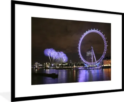 Produktbild von MuchoWow® Gerahmtes Poster Lila Feuerwerk und ein lila London Eye am Abend in London 90x60 cm - Poster mit Schwarzem Bilderrahmen Wandposter Rahmen Foto Bilder - Wanddekoration - Fotos