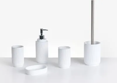 Produktbild von BELIANI Badezimmer Set 5-Teilig Weiß Kunstharz Rillenoptik Modern Seifenschale Seifenspender Zahnbürstenhalter Toilettenbürste Becher Bad-Zubehör
