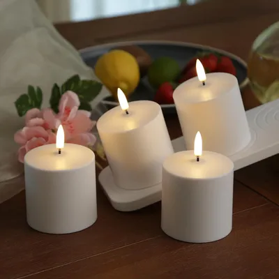 Produktbild von LED Kerzen - 4 wiederaufladbare LED Kerzen mit Ladestation - 6,8cm x 6,8cm - Timer - Innen/Außen