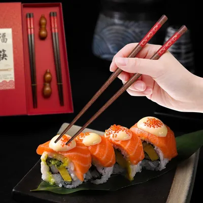 Produktbild von Natürliche Wiederverwendbare Essstäbchen aus Holz - Japanisches Set - 5 Stück - Rot