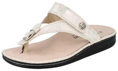 Imagen del producto de FINN COMFORT Alexandria, sandalia de tacón bajo para mujer, color crema, confeccionada en cuero liso. Talla: 43