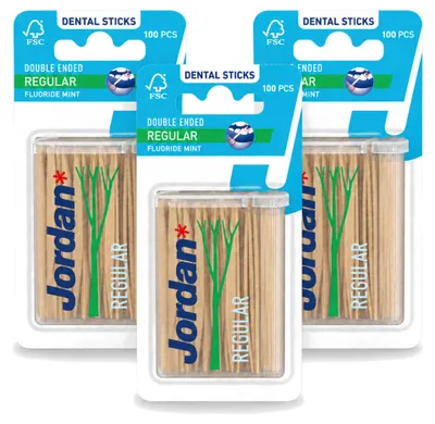 Image de 3 cure-dents Jordan Clean Between Sticks Regular - Cure-dents à double face avec fluor et saveur menthe - Pack avantageux - 3 pièces
