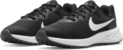 Produktbild von Nike Revolution 6 Kinder Laufschuh BLACK/WHITE-DK SMOKE GREY 38.5
