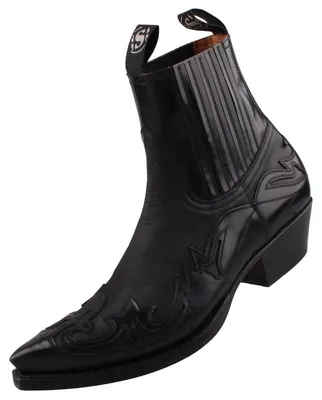 Das Bild zeigt einen schwarzen Stiefel der elegant und schlicht gestaltet ist. Der Stiefel wird von der Seite betrachtet und hebt seine Form und Details hervor.