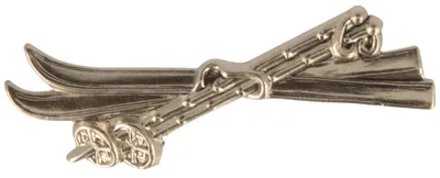 Hutanstecker Skier mit Skistöcken von Hut-Breiter in silber