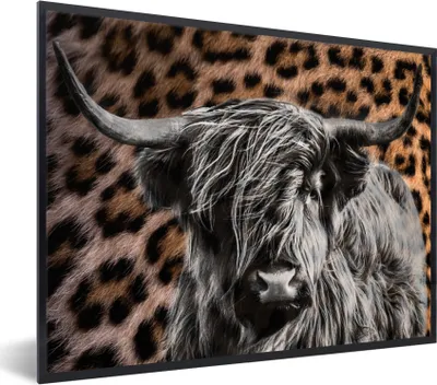 Produktbild von MuchoWow® Gerahmtes Poster Schottischer Highlander - Panther - Schwarz - Weiß 40x30 cm - Poster mit Schwarzem Bilderrahmen Wandposter Rahmen Foto Bilder - Kunstposter - Wanddekorationen