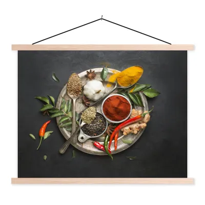 Produktbild von MuchoWow® Textilposter Gewürze - Teller - Pfeffer - Schwarz - Löffel - Silber 150x113 cm mit holzfarbenen Rahmen - Poster