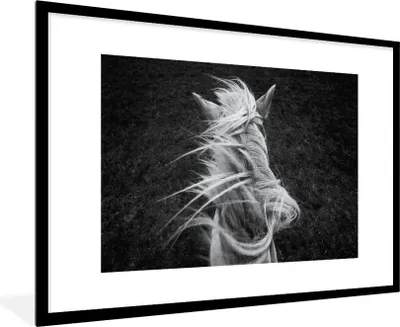Produktbild von MuchoWow® Gerahmtes Poster Mähne eines Pferdes in Schwarz und Weiß 90x60 cm - Poster mit Schwarzem Bilderrahmen Wandposter Rahmen Foto Bilder - Wanddekoration - Fotos
