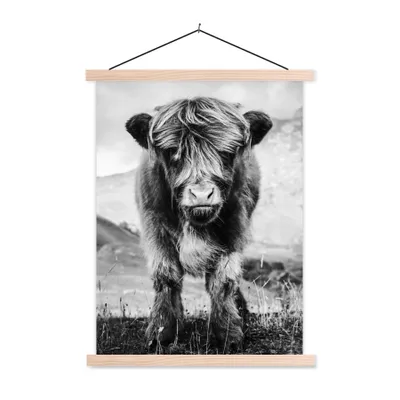 Produktbild von MuchoWow® Textilposter Schottischer Highlander - Berg - Schwarz - Weiß 40x53 cm mit holzfarbenen Rahmen - Schlafzimmer
