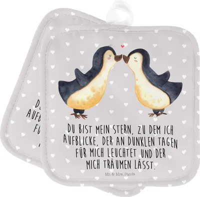 Produktbild von Mr. & Mrs. Panda Topflappen Pinguin Liebe - Grau Pastell - Geschenk, Topfuntersetzer, Vertraut, Ofenlappen, Freundin, topfhalter, Verlobung, Love, Set, Kochlappen