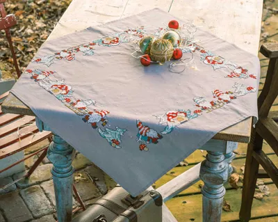 Image de Kit de point de croix tamponné Vervaco nappe "Gnomes", 72x72cm