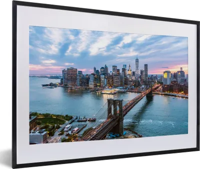 Produktbild von MuchoWow® MuchoWow® Gerahmtes Poster New Yorker Skyline an der Brooklyn Bridge 60x40 cm - Poster mit zchwarzem Bilderrahmen - Schlafzimmer - Plakat in Rahmen - Drucken