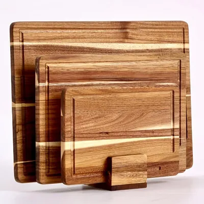 Produktbild von 3er-Set aus massivem Akazienholz Schneidebrettern, mit Brettständer, 2 cm dicke Holzbretter mit Saftrille, Designer-Schneidebrett-Set, 40 x 30 cm / 33