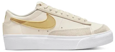 Immagine prodotto di Nike Blazer Low Platform, colorazione Pale Ivory White e Saturn Gold (donna) - Taglia EU 40.5