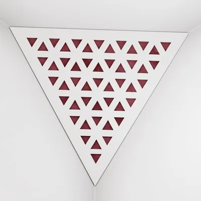 Zdjęcie produktu dla Zestaw 2 sztuk – pochłaniacz basów do narożników sufitu „Triangle-F“ | Pianka akustyczna w kształcie piramidy z laminowaną płytą HDF i obiciem z tkaniny [TRI-biały|bordowy]