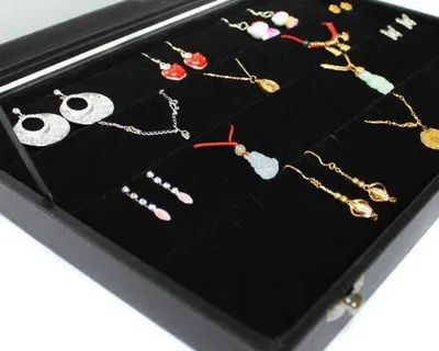 Produktbild von Schmuckkasten Schmucklade Schaukasten Schmuckdisplay  Glasdeckel für Anhänger Ketten Ohrringe mit Schlitz schwarz