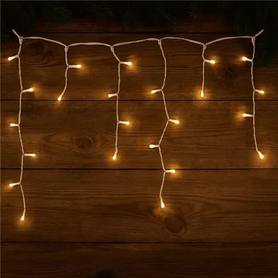 Produktbild von LED-Eisregen-Lichterkette | warm-weiß beleuchtet | Kabelfarbe: weiß | verschiedene Längen | Zuleitung 5 Meter | Timer | stilvolle Weihnachtsbeleuchtung für innen & außen (240 LED - 60 Stränge - 6 m)