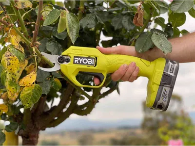 Produktbild von RYOBI Akku-Gartenschere RY18SCA, Astschere, Strauchschere, 1500 Schnitte mit einer Akkuladung, 18V