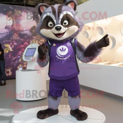 Imagen del producto de Personaje REDBROKOLY de traje de mascota de mapache púrpura vestido con una camisa de polo y relojes inteligentes