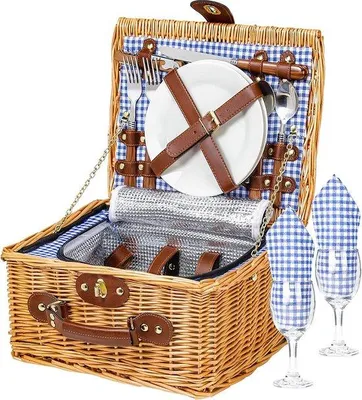 Produktbild von Unyqoos® Picknickkorb aus geflochtener Weide mit Deckel & Griff, isolierte Aluminium‑Tasche, 2 Keramikteller, 2 Weingläser, Besteck für 2, blau, 32×26×17 cm