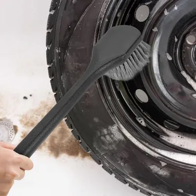 Produktbild von Felgenbürste mit langem Griff und robusten Kunststoffborsten zur Reinigung von Autoreifen und Alufelgen, ergonomisch verlängerter Griff für rückenschonendes Reinigen, grau