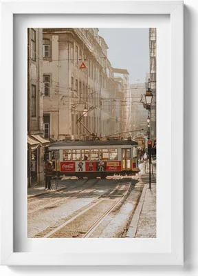 Produktbild von Blick auf Lissabon und die Straßenbahn– Wandbild mit Rahmen – Gerahmtes Bild  – Wanddekoration – 20x30 cm – Weiß