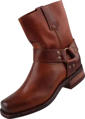 Auf dem Bild ist ein brauner Stiefel abgebildet der von der Seite betrachtet wird. Der Stiefel hat ein schlichtes Design mit einer robusten Sohle und einer dekorativen Naht entlang der Außenseite.